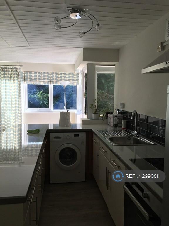 2 bedroom flat in Shaw Lane, Leeds, LS6 (2 bed) (#2990811)