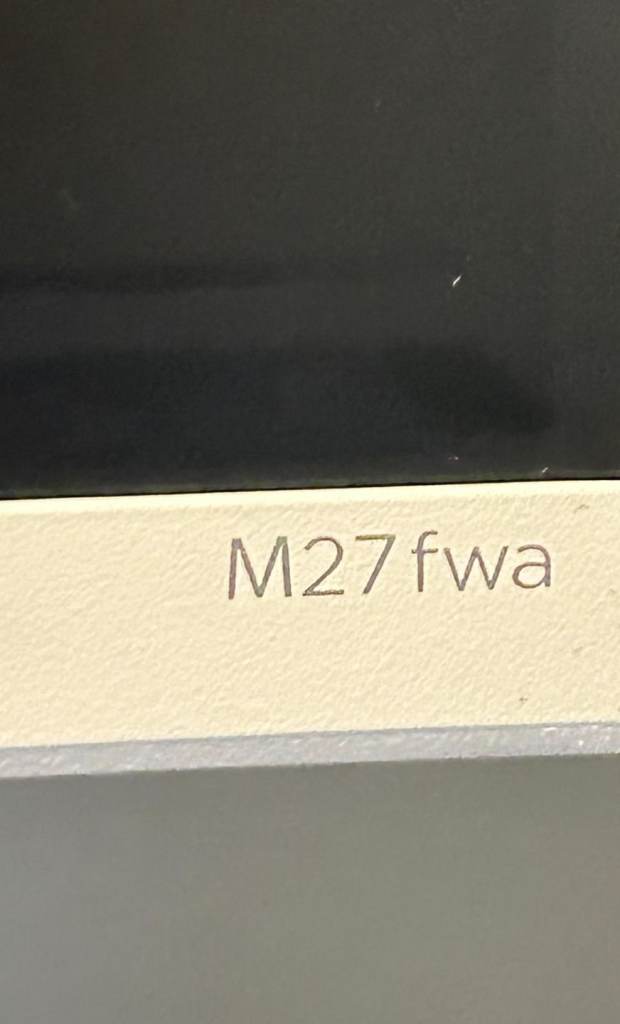 HP 27" white Monitor 