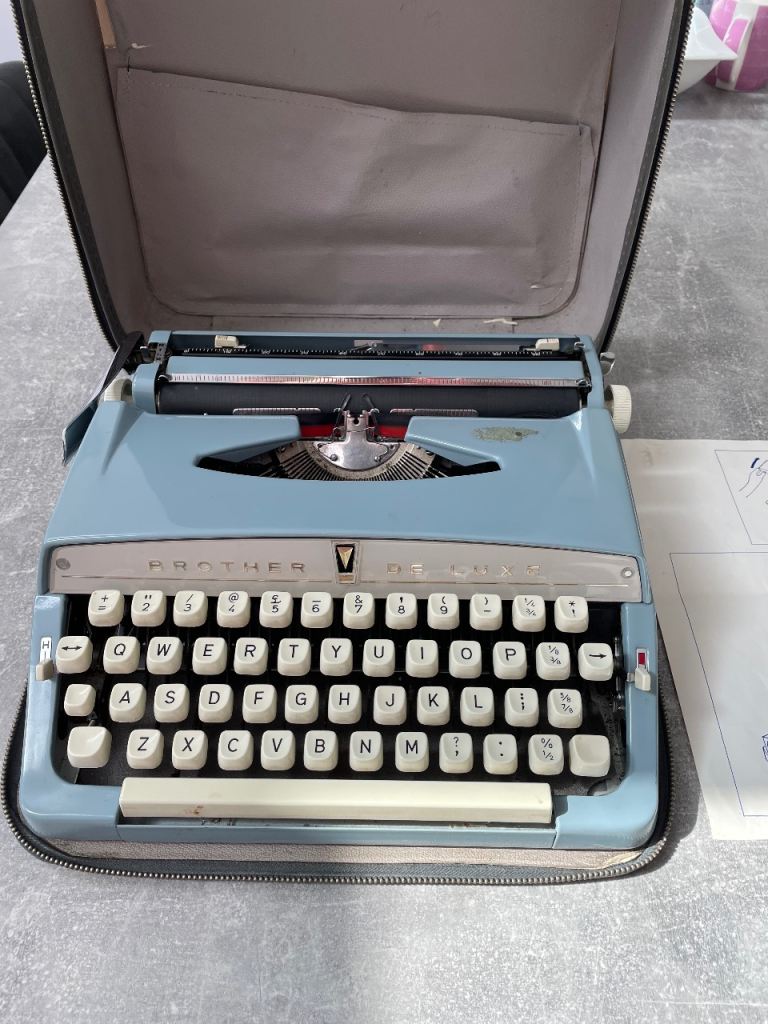 Brother de luxe type writer