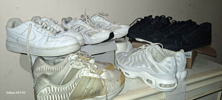 6 pairs of trainers 