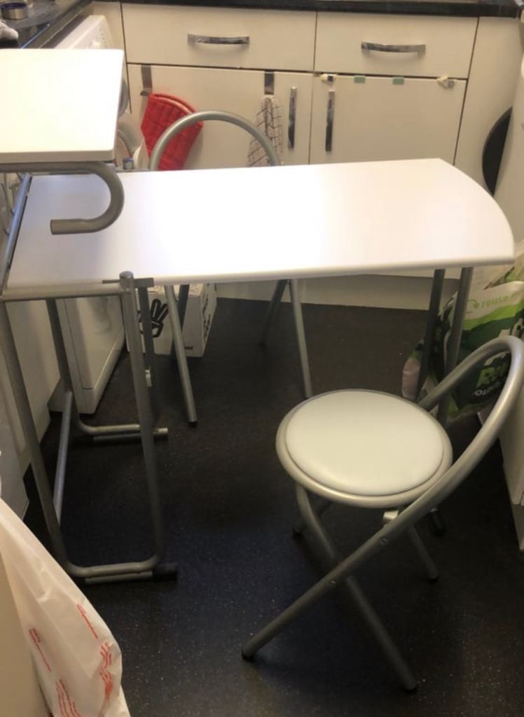 Breakfast bar with 2 stools