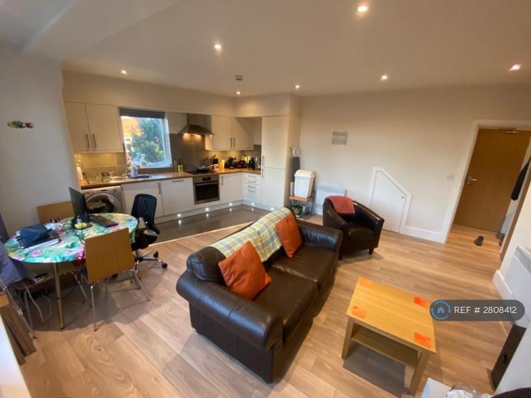 1 bedroom flat in Welburn Drive, Leeds, LS16 (1 bed) (#2808412)