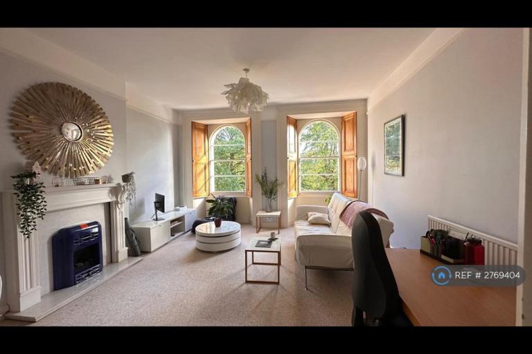 2 bedroom flat in Victoria Square, Bristol, BS8 (2 bed) (#2769404)