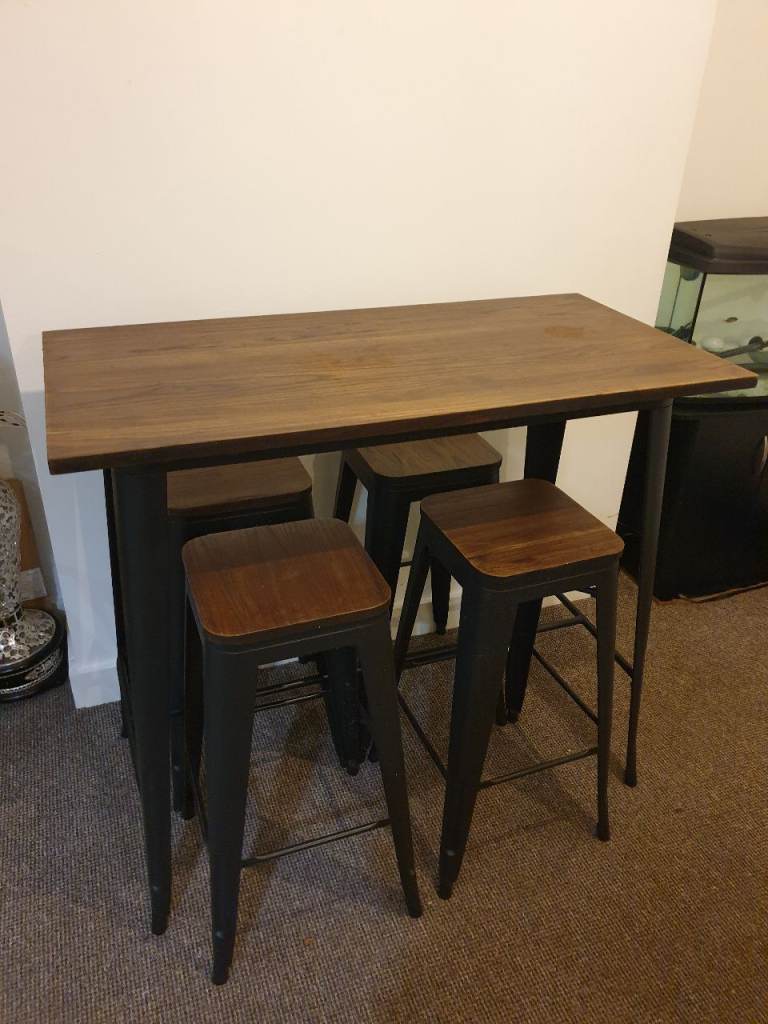 Wooden dining table and 4 chairs good condition 