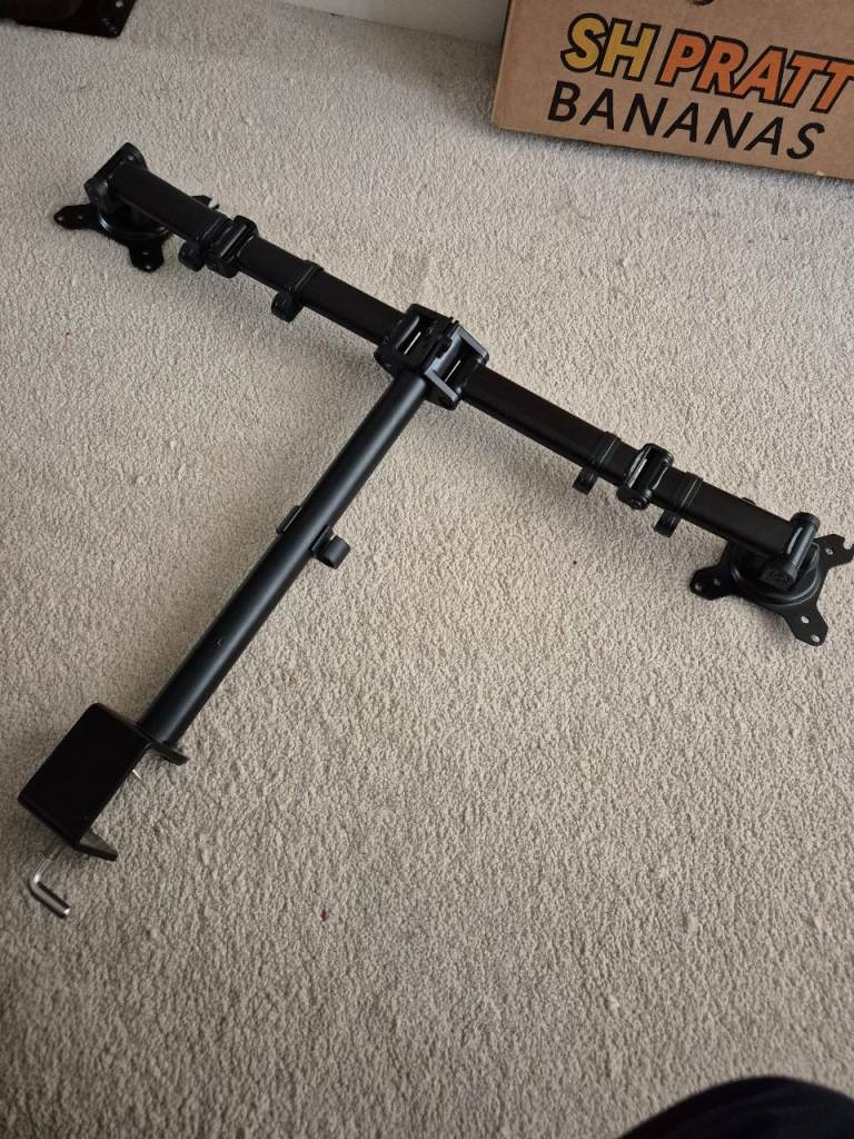 Dual monitor mount
