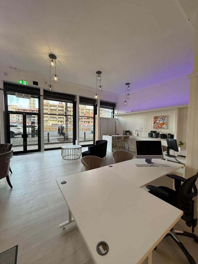 Prominent Shopfront. Glasgow city centre. Estate agent, office, shop, showroom. Rent includes bills