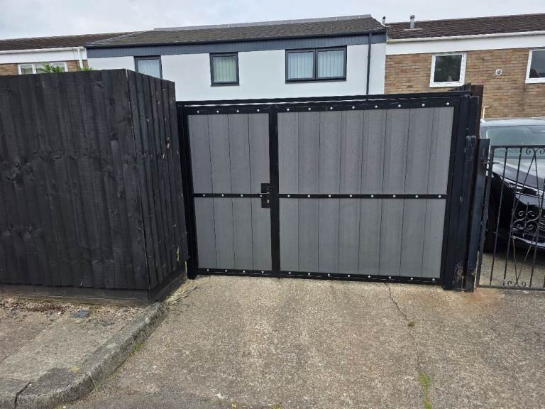 Garden drive gate