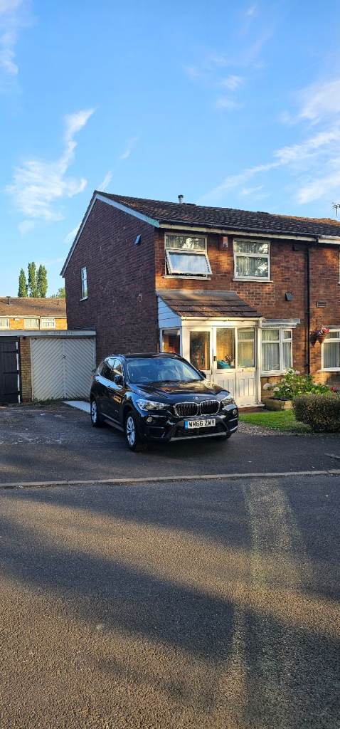3 BED SEMI HOUSE, 3 CAR PARKING, SIDE GARAGE, NICE GARDEN