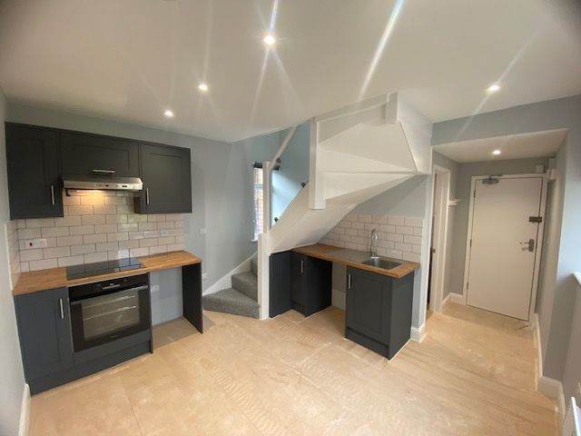 Modern 1st Fl Rear Studio Flat, Cheriton Road, Folkestone, Nr Central station and park.