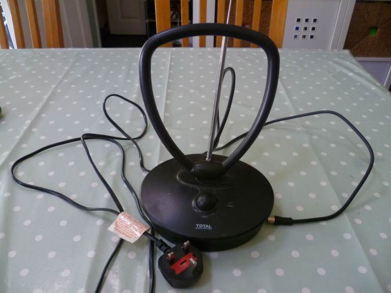 TOTAL Control Indoor TV Aerial with Amplifier 