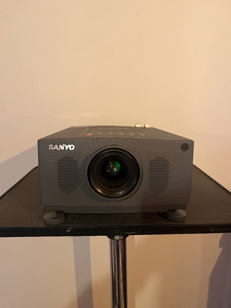 SANYO PROxyraX projector and a stand+free remote