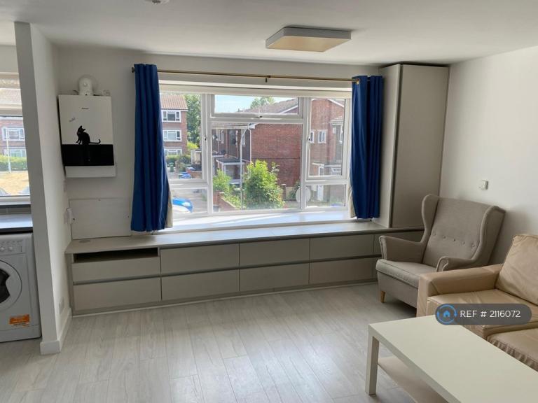 1 bedroom flat in Bledlow Close, London, SE28 (1 bed) (#2116072)
