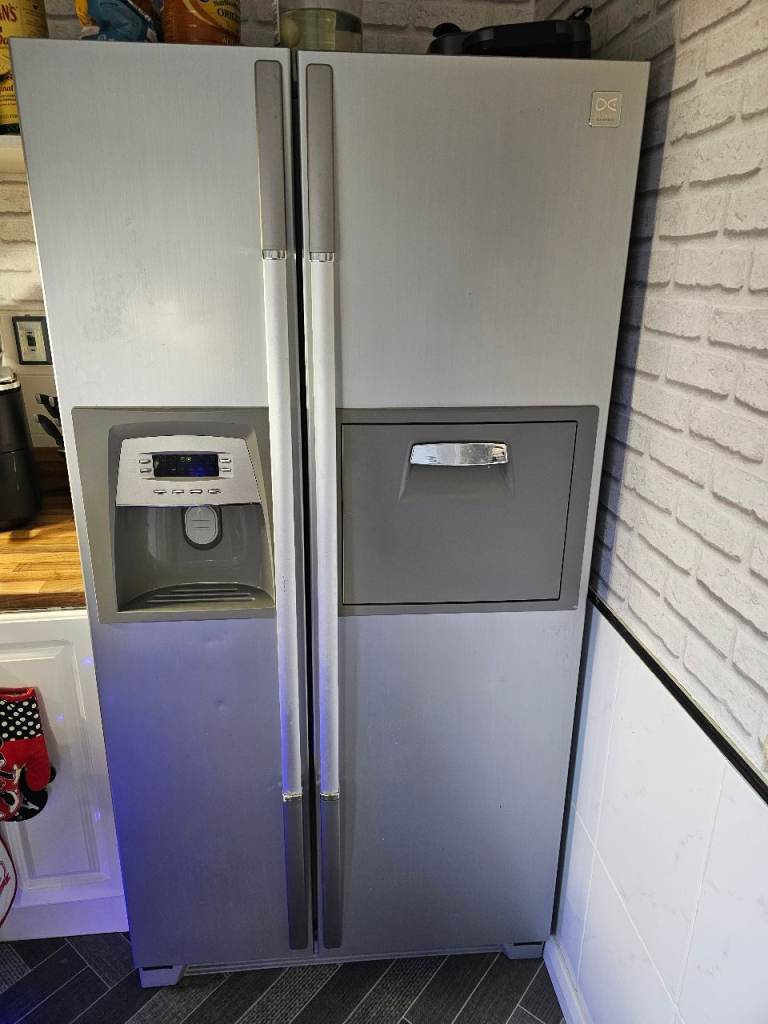 American Style Fridge Freezer with Ice/Water Dispenser – Silver, Good Condition