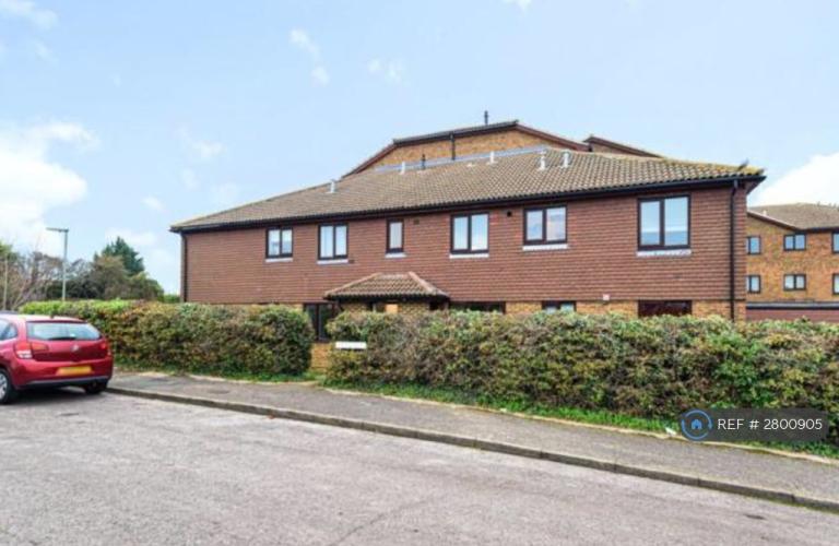 1 bedroom flat in Kingfisher Drive, Guildford, GU4 (1 bed) (#2800905)
