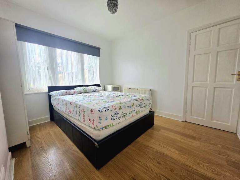 AVAILABLE IMMEDIATELY – 3 Bedroom Mid-Terrace House