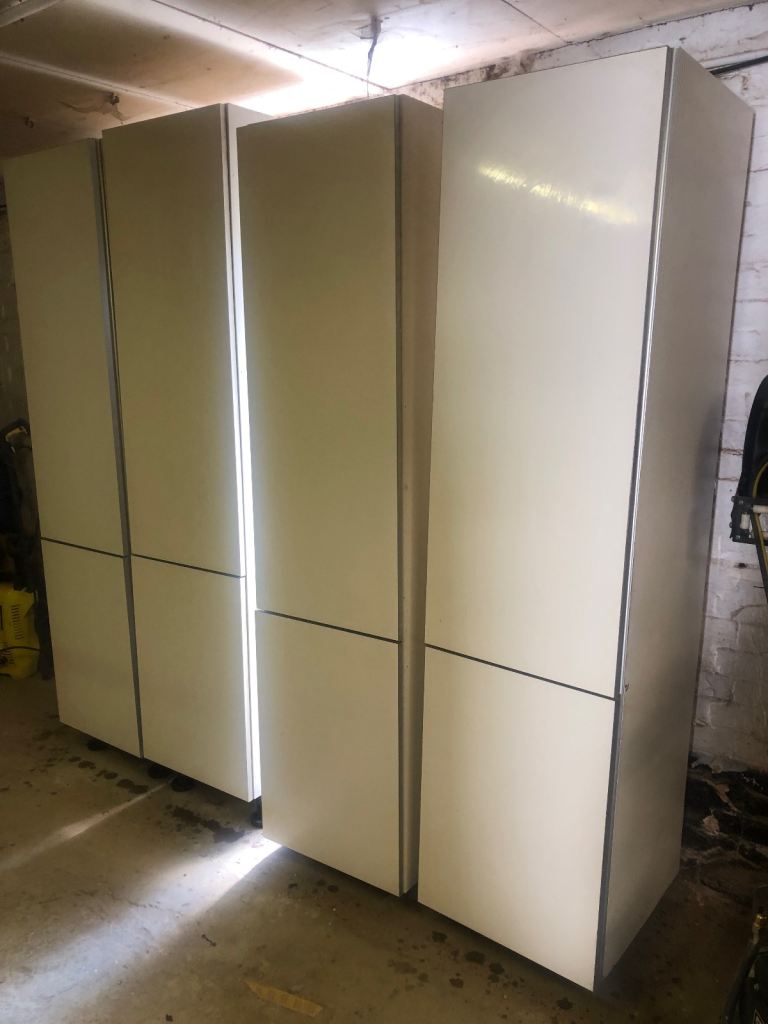 Tall white gloss kitchen units 