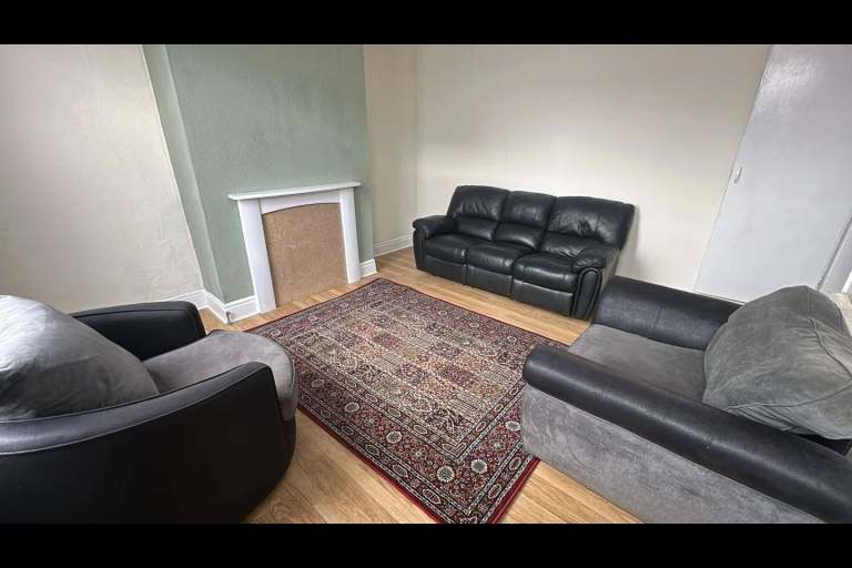 Lovely 2 bedroom House for rent in Beeston, parking outside, Part Furnished - Ready to move in