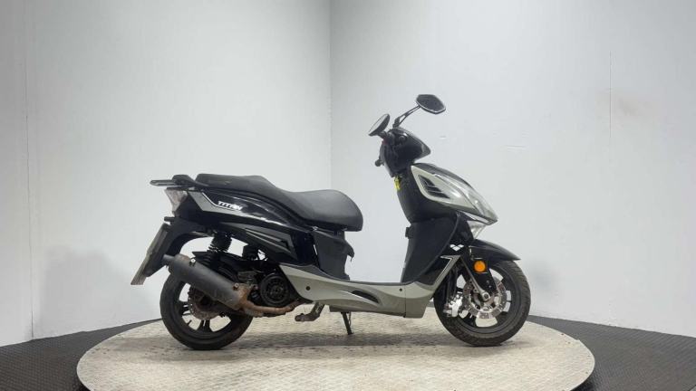 Lexmoto Titan [Phone number removed]K PROJECT SCOOTER SPARES OR REPAIR 125CC LARGE SCOOTER 
