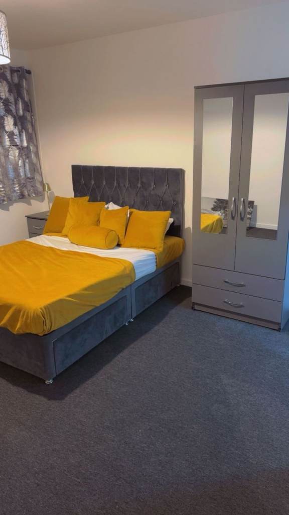 Ensuite room - Close to train station