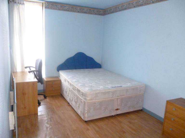 Double Room in 3-Bedroom Friendly & Sociable House-Share with Easygoing Flatmate (Laindon, SS15)