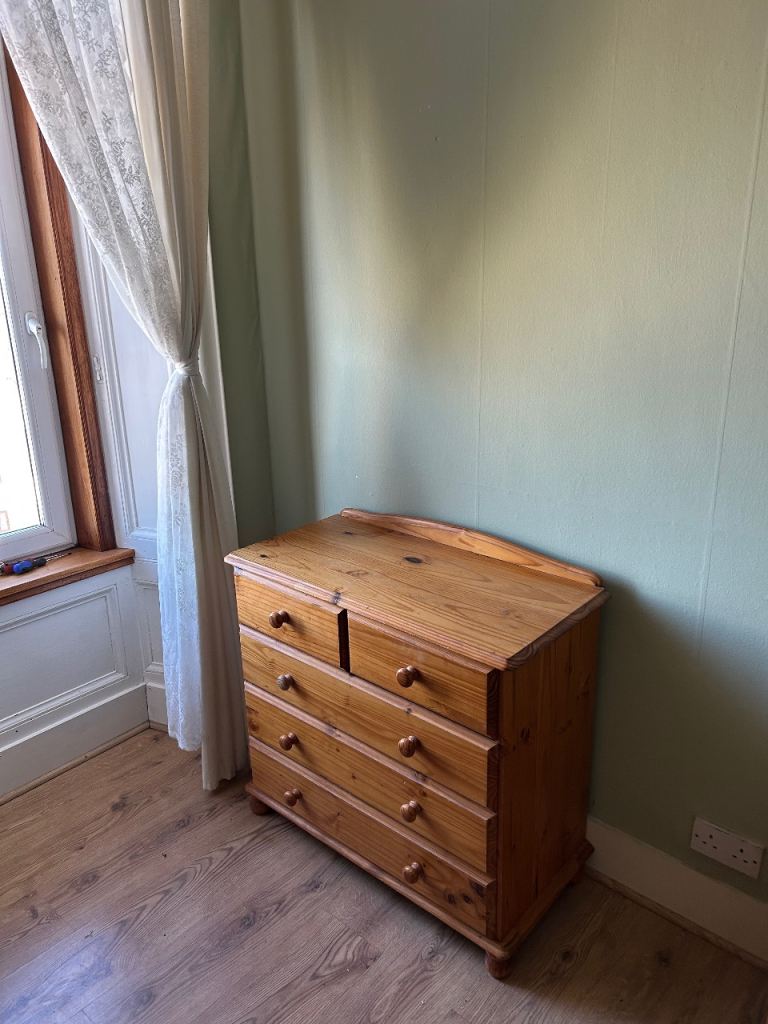 Pine chest of drawers