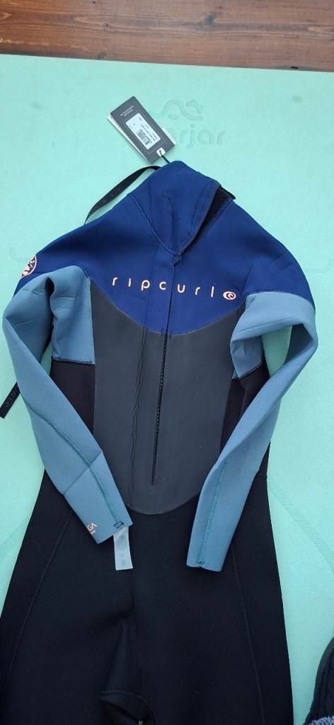 Wetsuit - Ripcurl - Brand new - size 6 - women/girl 
