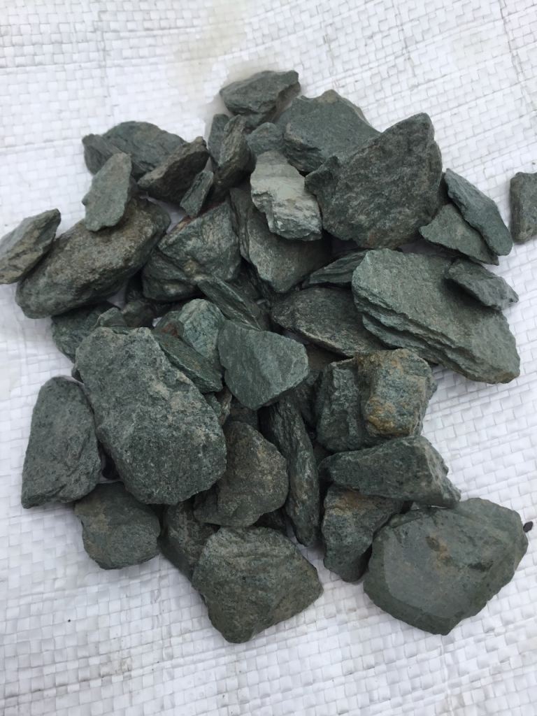 Bulk bags of 40 mm green slate garden and driveway chips/ gravel/ stones 