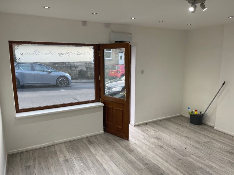 Shop / Office To Let – WF15 6BL – £480 pcm – EPC E – Busy Main Road