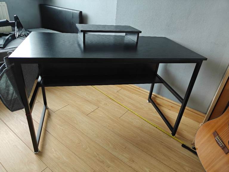 Black wood effect computer desk as new