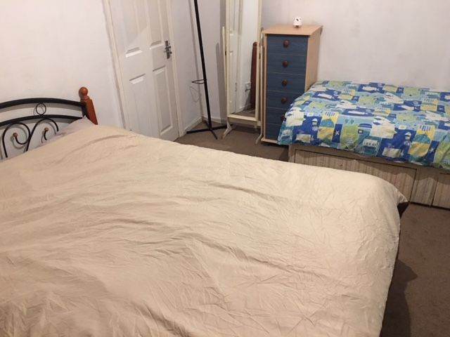 Twin room (Room with 2 beds), close to University. Available NOW. £80p/w each