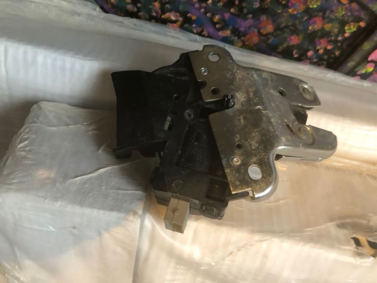 Car boot lock 