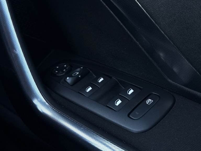 2018 Peugeot 2008 1.2 PureTech Allure 5dr HATCHBACK PETROL Manual