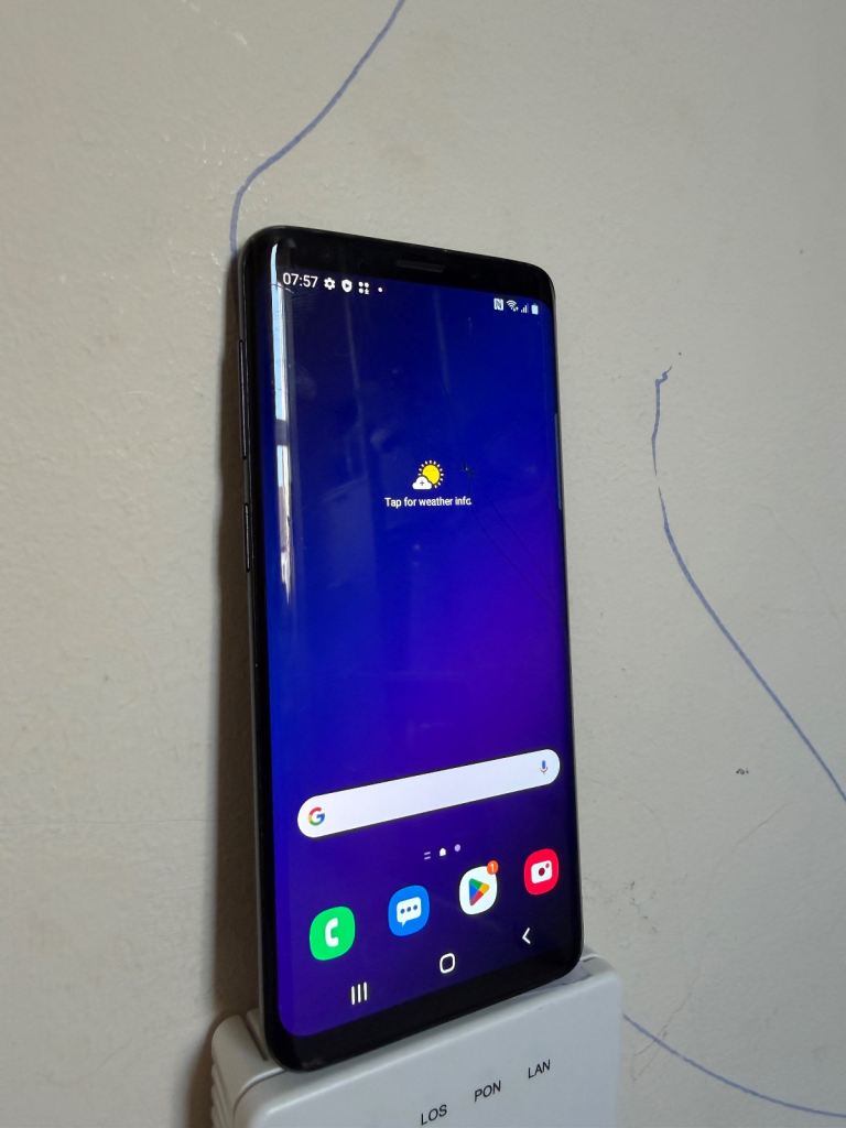 Samsung Galaxy S9 – Black, Cracked Screen