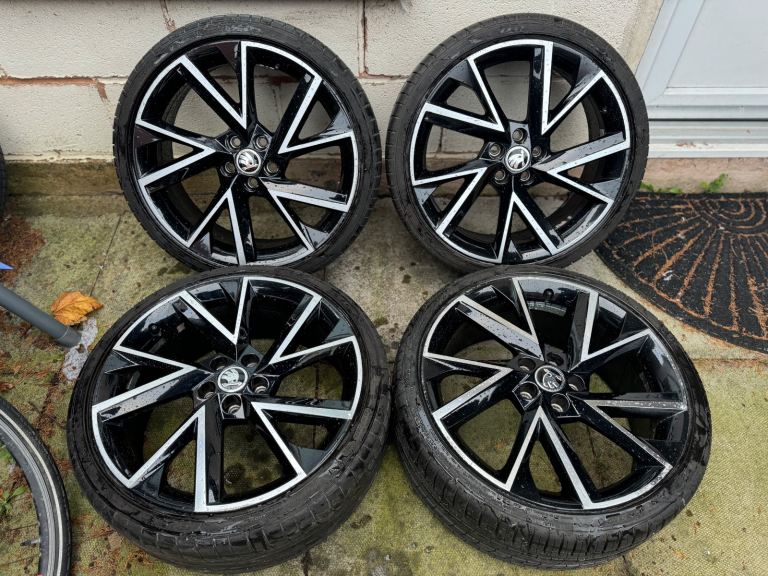Genuine Skoda Fabia / Kamiq Monte Carlo 18” Diamond Cut Vega Alloy Wheels Set