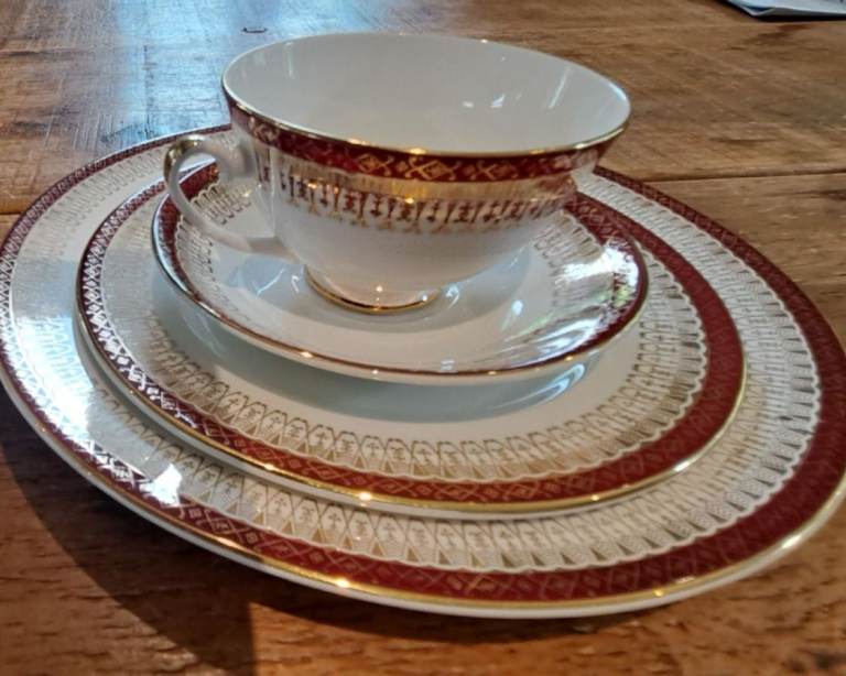 Majestic Royal Grafton Fine Bone China Dinner Service – Complete Set – Offers Invited