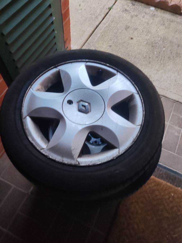 Free  15 inch Renault Twingo Alloys with Tyres