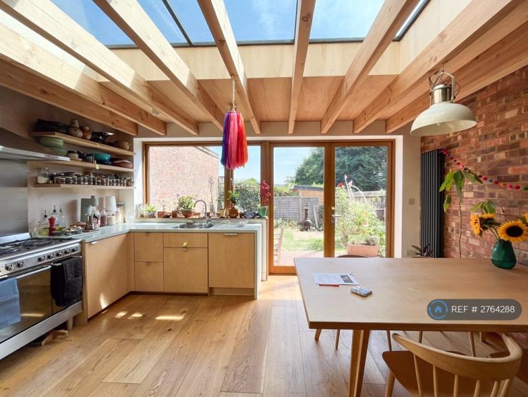 4 bedroom house in Hubbard Road, London, SE27 (4 bed) (#2764288)