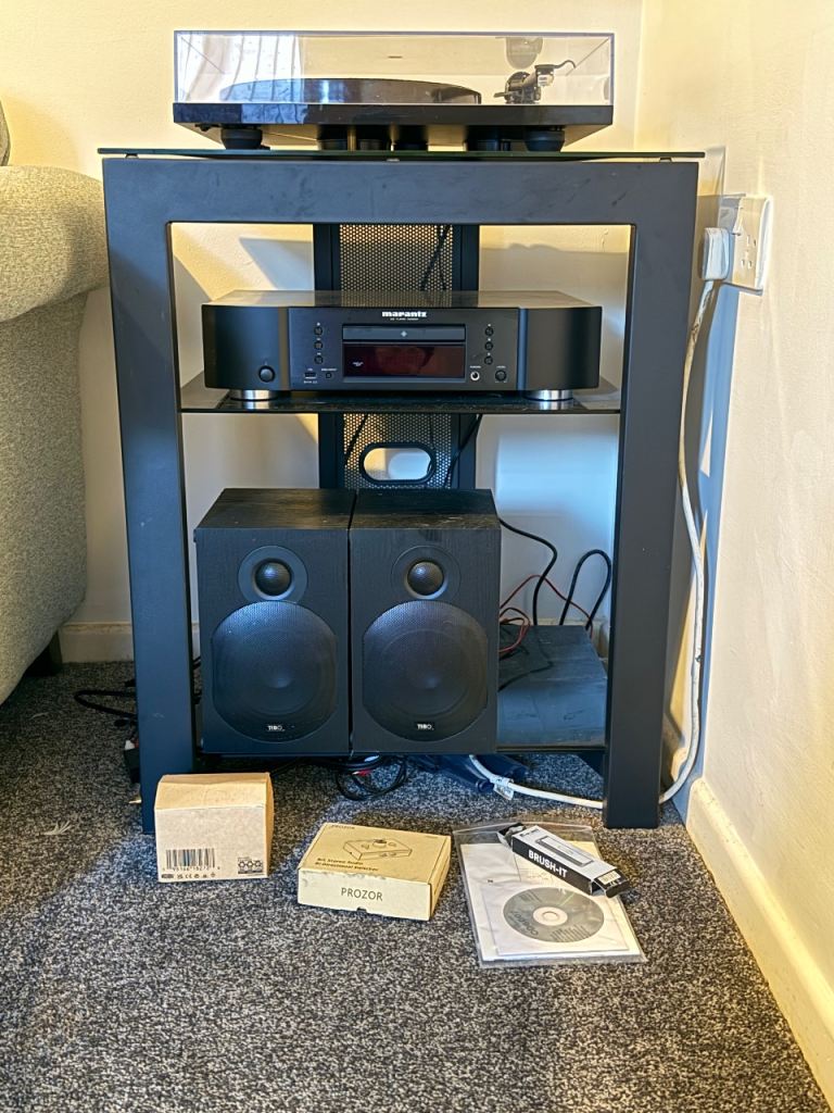 Hifi system Rega planner 1 plus record player, Marantz Cd player Tibo plus speakers stand cash colle