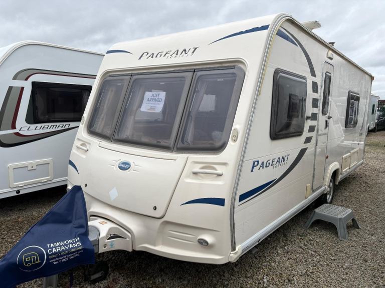 BAILEY PAGEANT SANCERRE - FIXED BED CARAVAN WITH END WASHROOM & MOTORMOVER