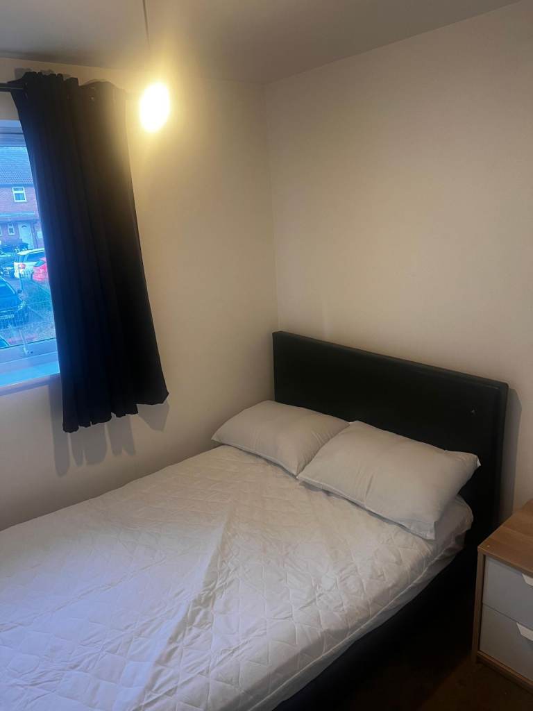 Spacious & Cosy Double Room For Rent AT CO1 2AJ