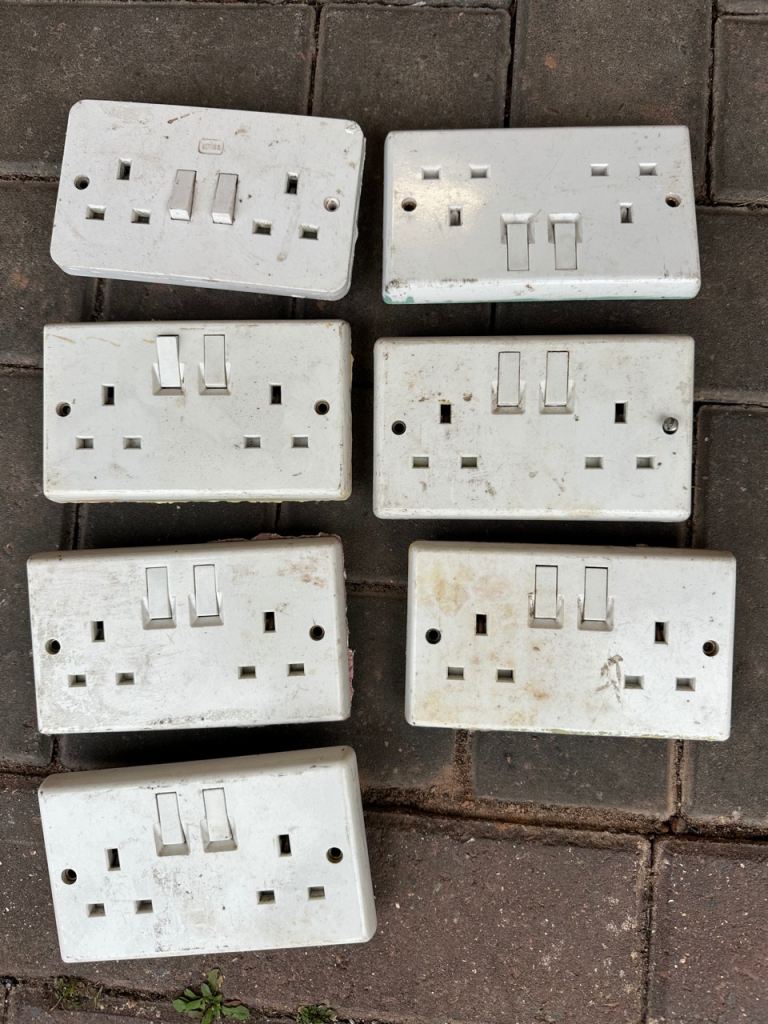 Assorted Electrical consumer fittings