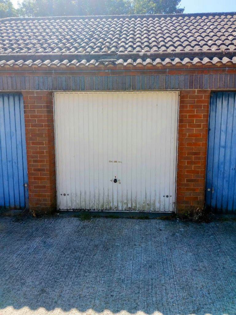 Garage to rent ME1-£39pw-if ad's up it's available! Only msg if you want to view or pay deposit.