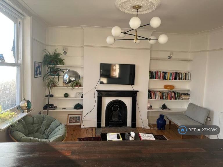 1 bedroom flat in Stoke Newington Road, London, N16 (1 bed) (#2739389)