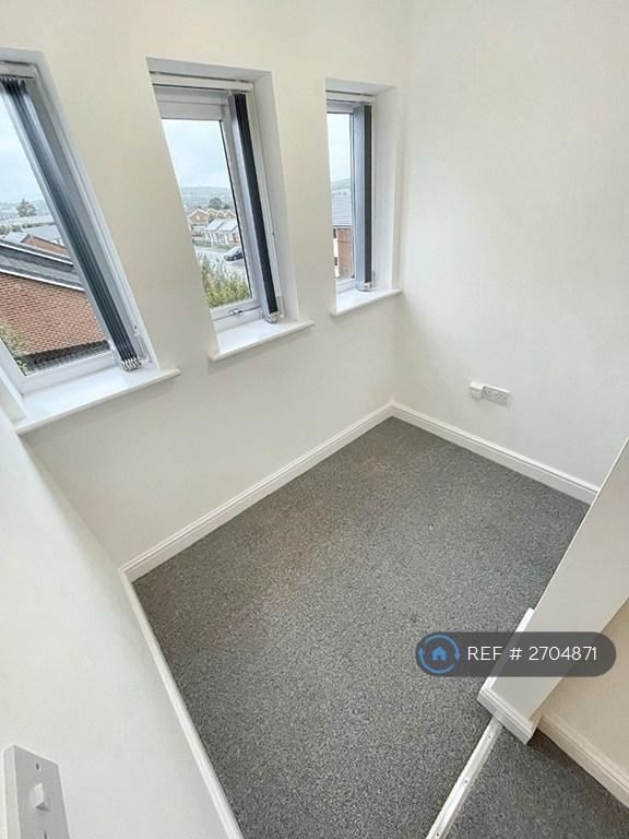 2 bedroom flat in Berwig Court, Coedpoeth, Wrexham, LL11 (2 bed) (#2704871)
