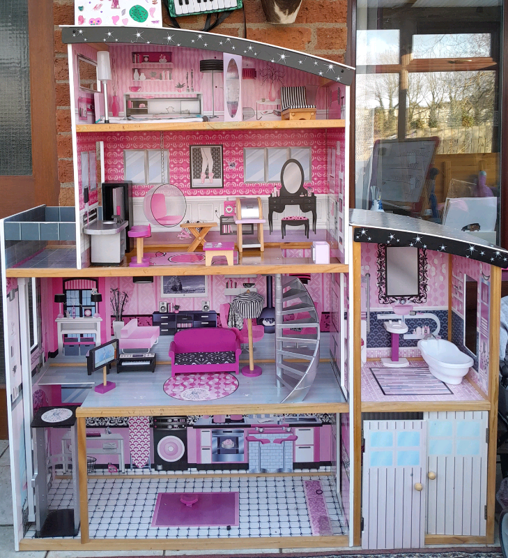 Barbi doll house
