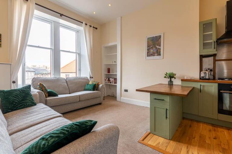 Beautiful, 2-bedroom, 2nd floor flat in Canonmills – available July