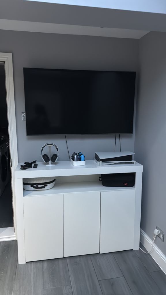 Side board like new £50 Ono 