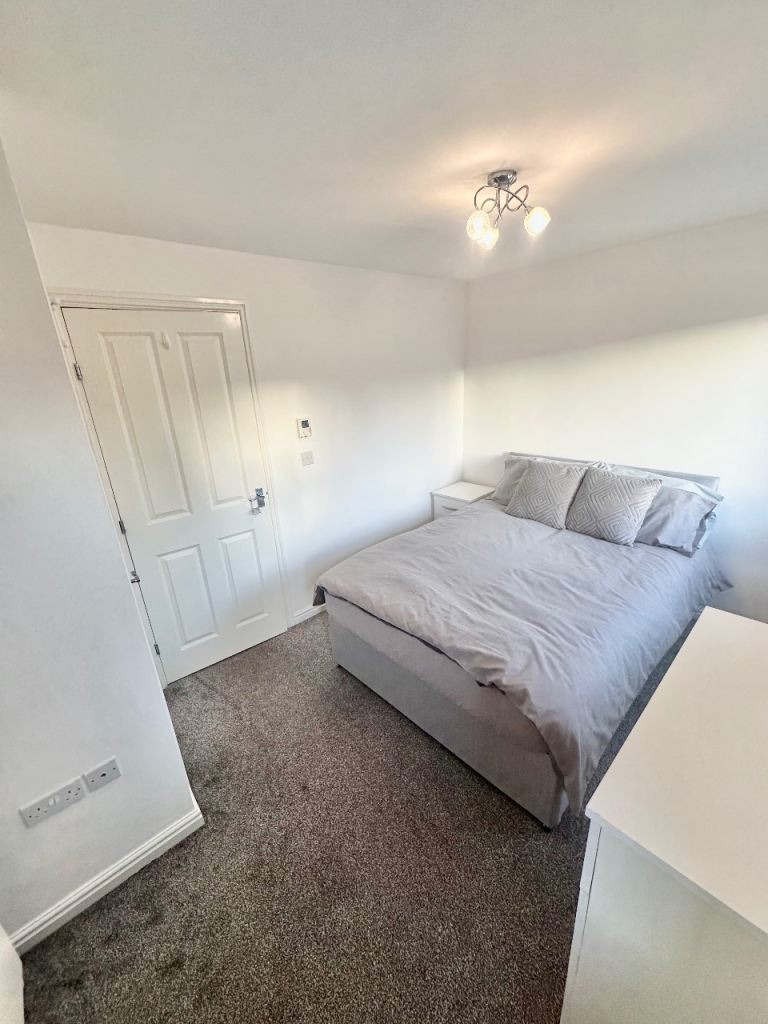 Freshly Refurbished House - Private Rd - Parking Bays