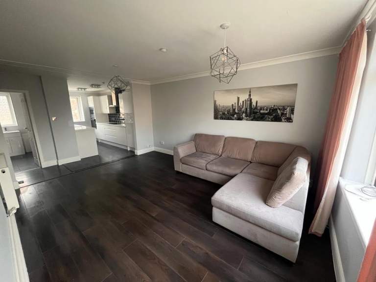 Modern 2-Bedroom Flat with Balcony