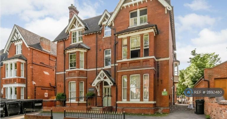 Studio flat in De Parys Avenue, Bedford, MK40 (#2892480)